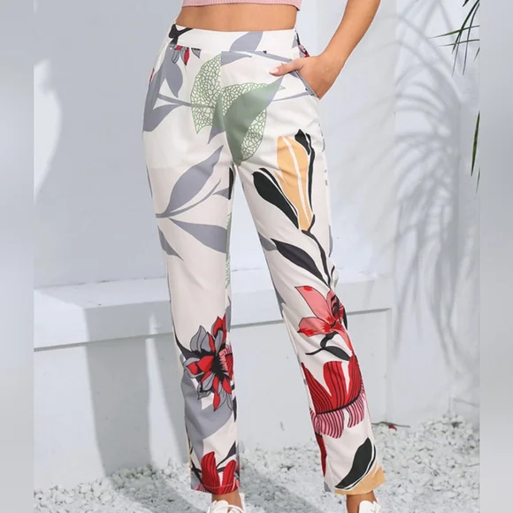 Floral Print Women's Cropped Pants - Picture 5 of 8